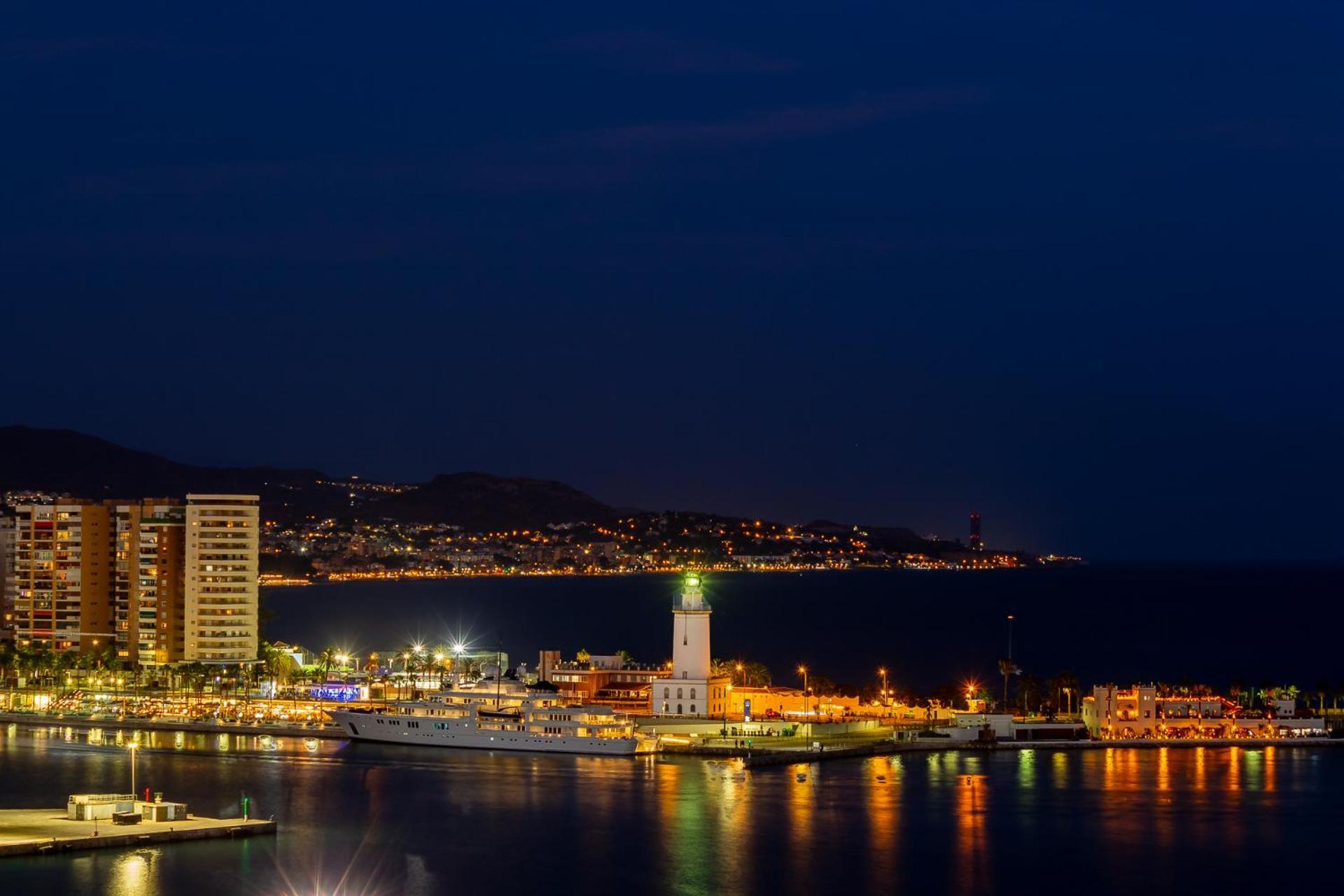 Apt Alameda De Colon Solo Familias Málaga Exteriör bild